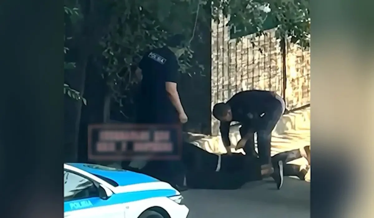 Алматы полициясы жерде жатқан адамның қалтасына есірткі салғаны рас па (ВИДЕО)