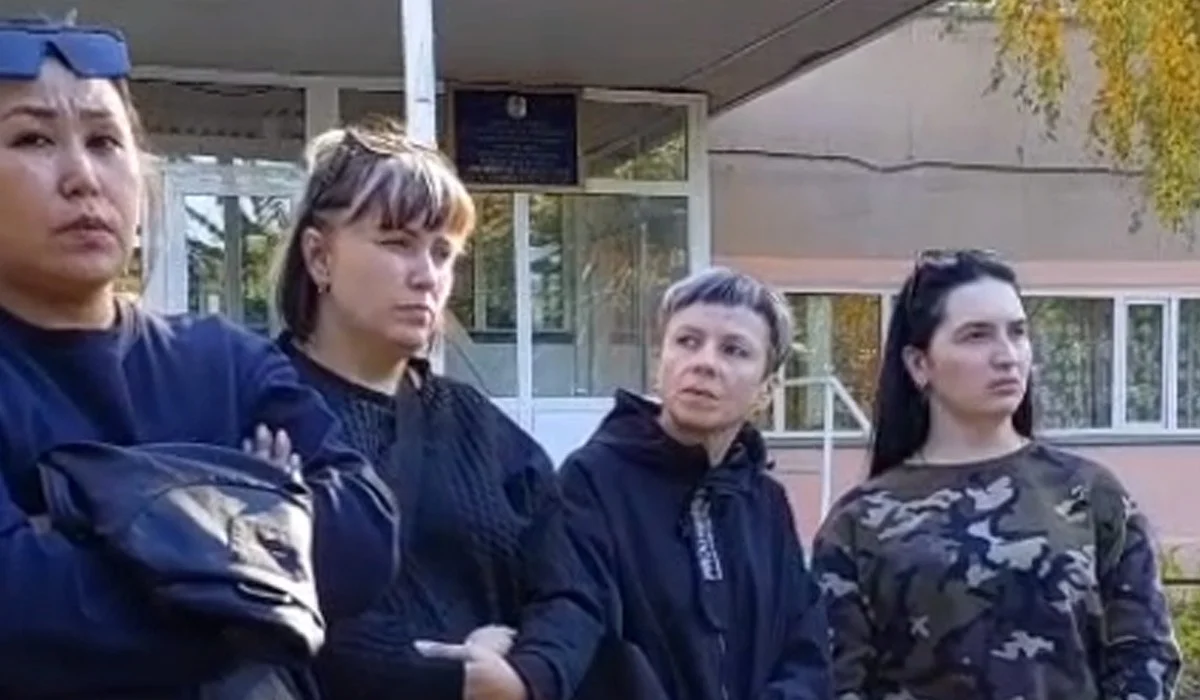 «Іш киімінен тартқан»: Қарағандыда оқушыларды қорқытқан бозбаланы полиция жындыханаға жатқызды (ВИДЕО)