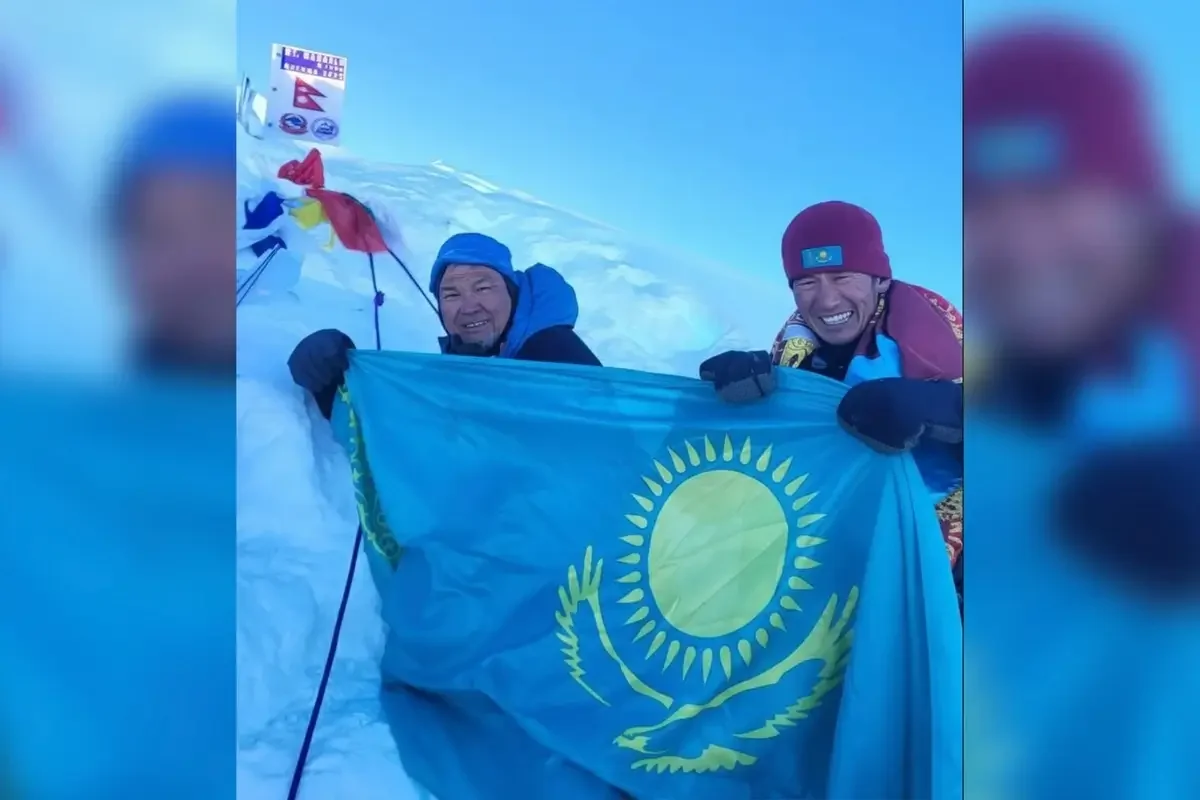 Қазақстандық альпинист 8163 метр биіктікте көк байрақты желбіретті