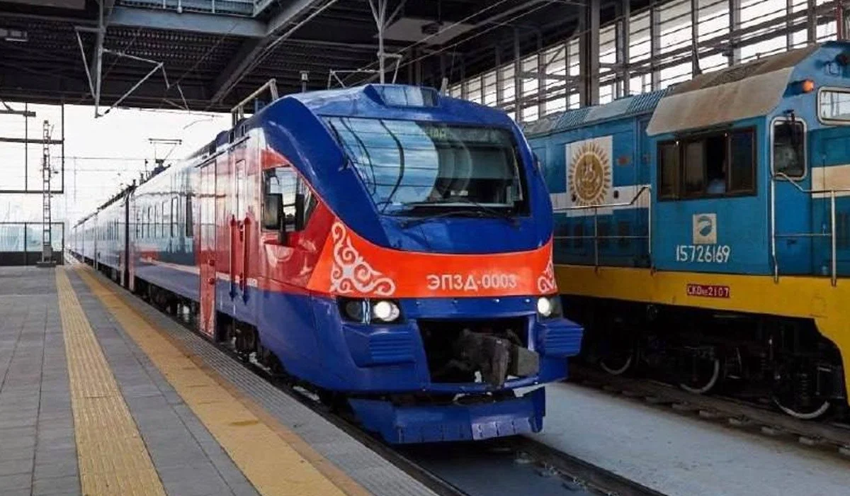 Ақмолада пойызға кешігіп қалған бойжеткен вагонға тас лақтырып, терезесін сындырды