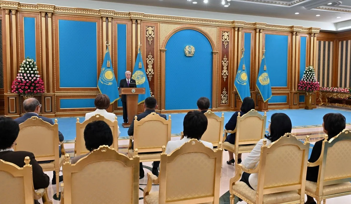Тоқаев мұғалімдерді алдағы Ұстаздар күнімен құттықтады