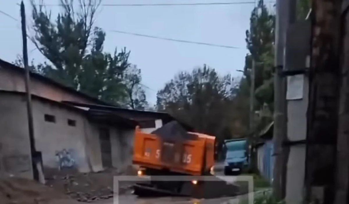 Алматыда жол жөндеп жүрген жүк көлігі опырылған жерге түсіп кетті (ВИДЕО)