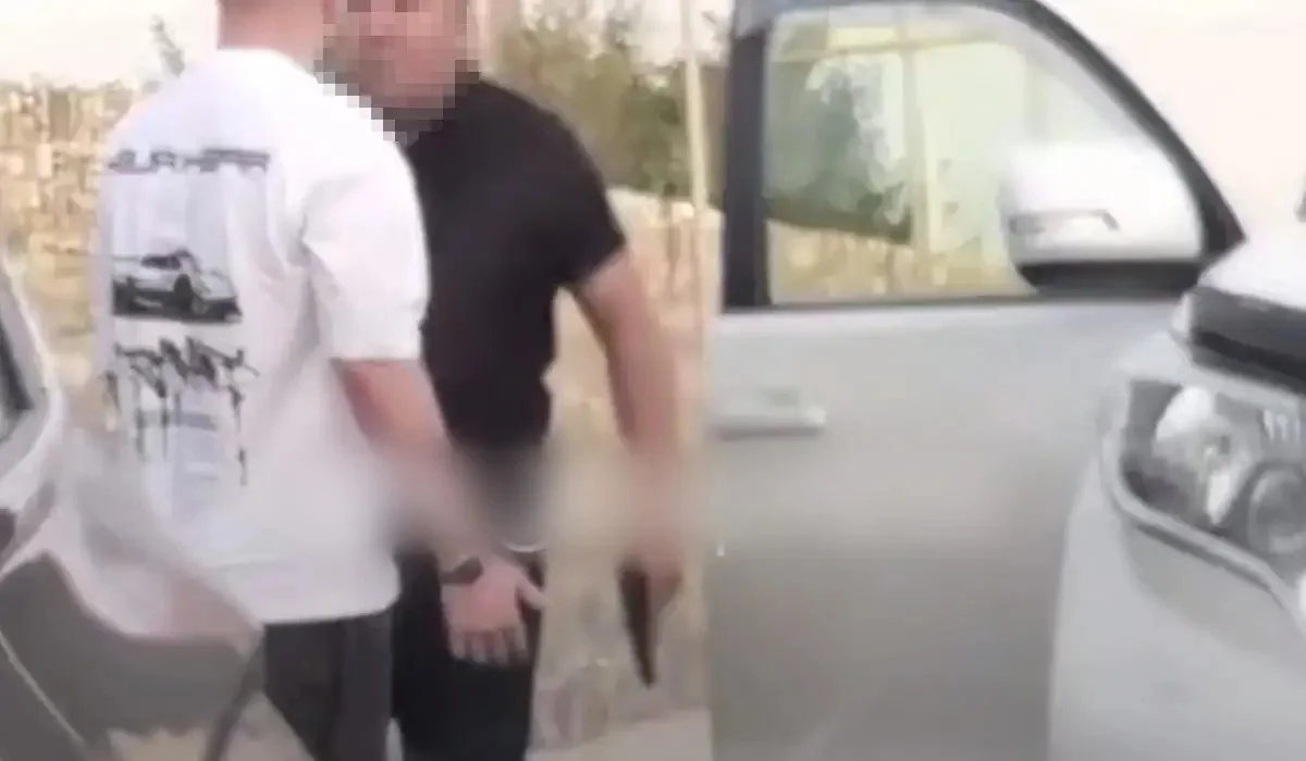 Алматыда жолға сыймай, ерегісіп қалған екі жүргізушінің біреуі тапанша алып шықты (ВИДЕО)