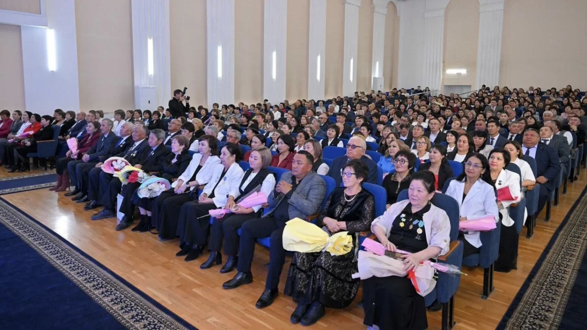 «Ұстаз – ұлттың шамшырағы»: Абай облысында педагогтерге құрмет көрсетілді
