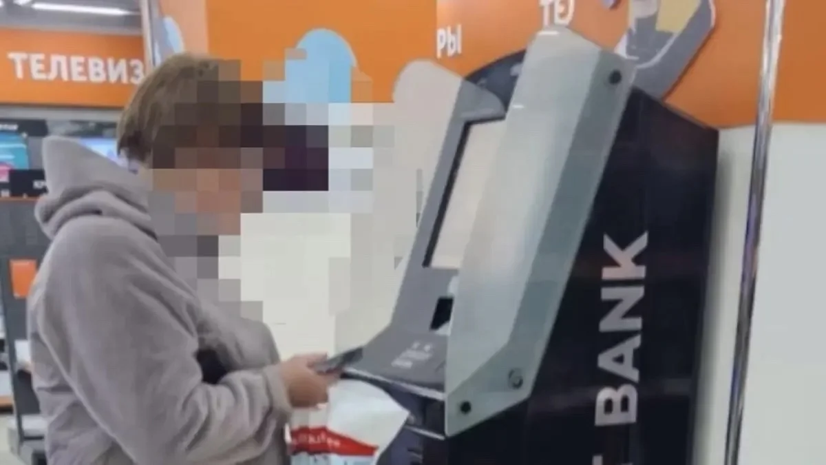 «Кедергі жасамашы»: Қостанайда зейнеткер алаяқтарға ақша аударып жатқан жерінен құтқарылды (ВИДЕО)