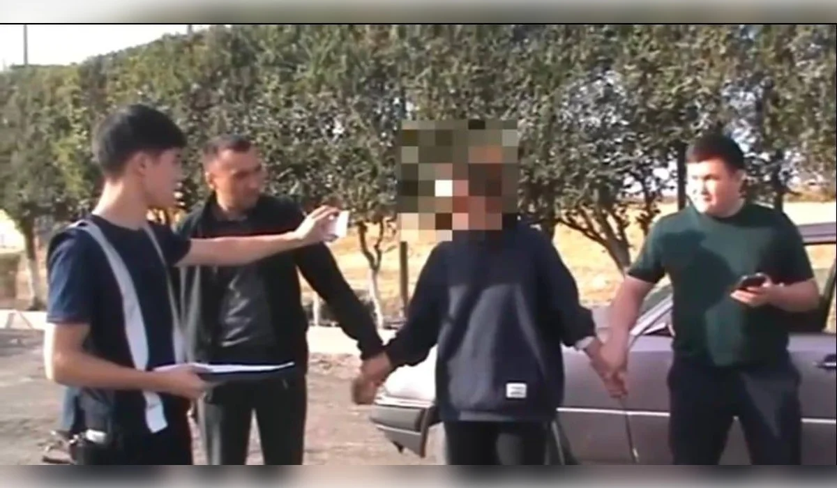 Алматыдан Талдықорғанға жолға шыққан бойжеткенді полиция ұстап әкетті (ВИДЕО)