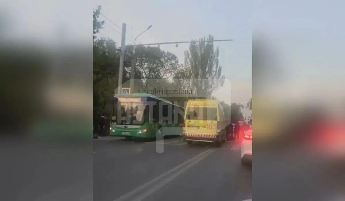Алматыда жедел жәрдем көлігі жасөспірімді қағып кетті (ВИДЕО)