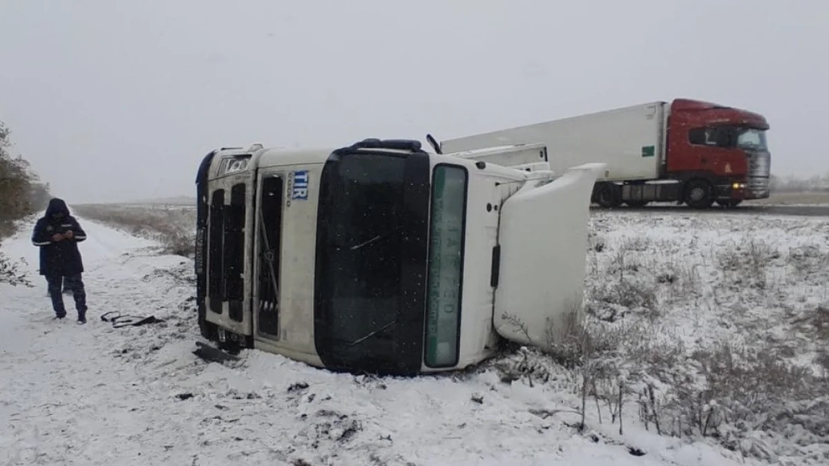 Павлодар облысында «Volvo» жүк көлігі жол жиегіне шығып кетіп, аударылып қалды