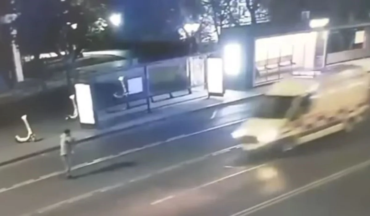 Астанада араққа тойып алған ер адам жедел жәрдем көлігінің терезесін сындырып тастады (ВИДЕО)