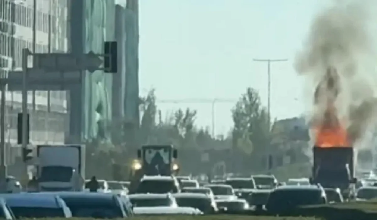 Астананың қақ ортасында жүк көлігі өртеніп кетті (ВИДЕО)