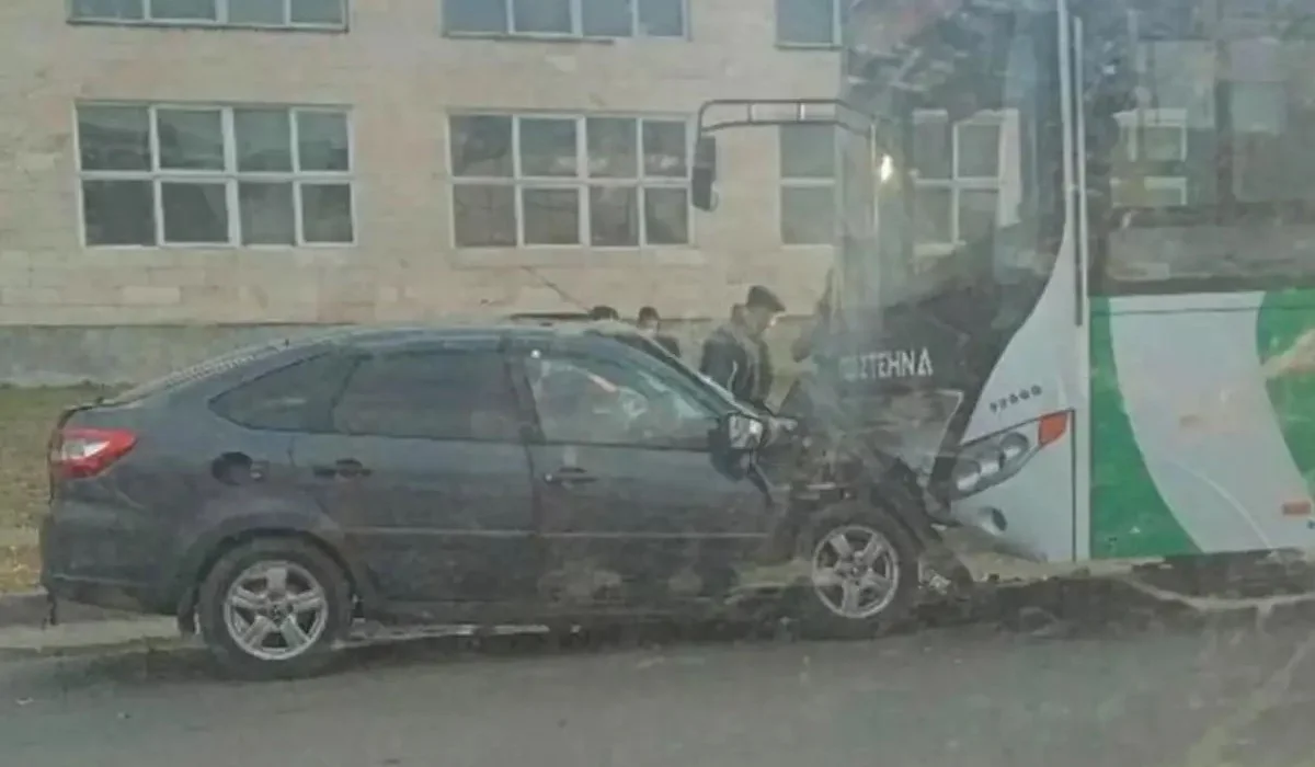 Петропавлда жеңіл көлік пен автобус бетпе-бет соқтығысты