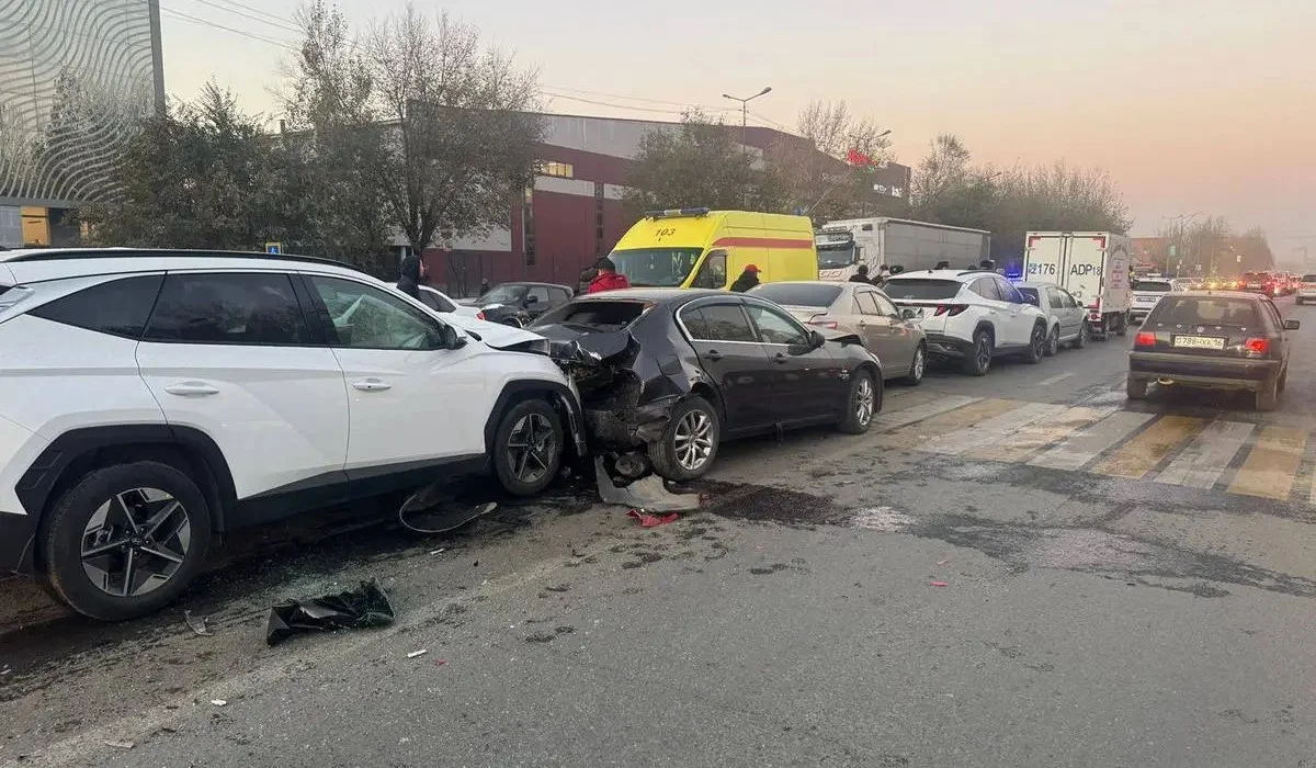 Семейде бес автокөлік соқтығысты: екі адам зардап шекті