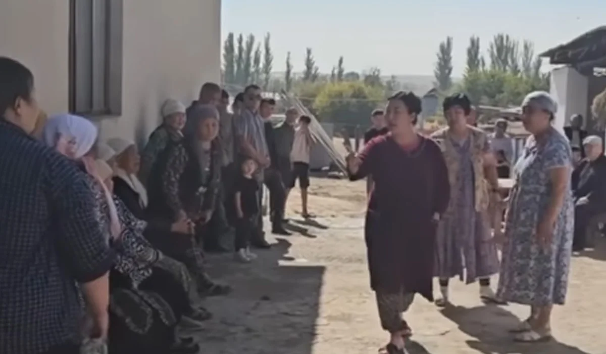 Жігіт есекке саусағымен түседі Дженнифер Энистон секс видео