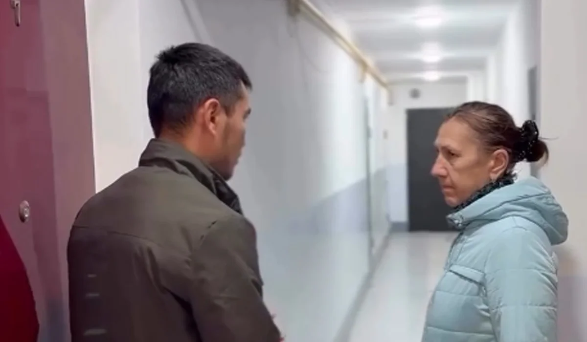 «Оншақты мысық асырайды»: Атыраудағы көпқабатты үйдің тұрғындары көршісіне наразы (ВИДЕО)