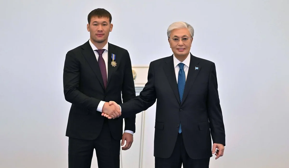 Шавкат Рахмонов Тоқаевтың қолынан орден алды