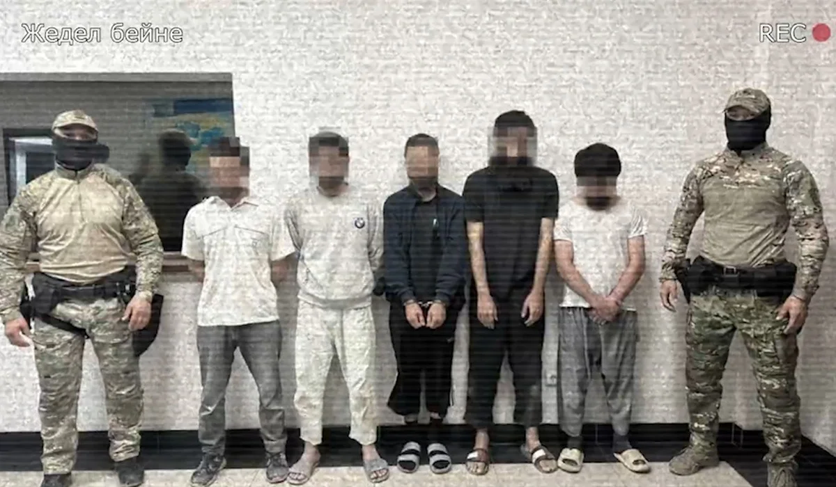 Моншада жалаңаш әйелдер отыр