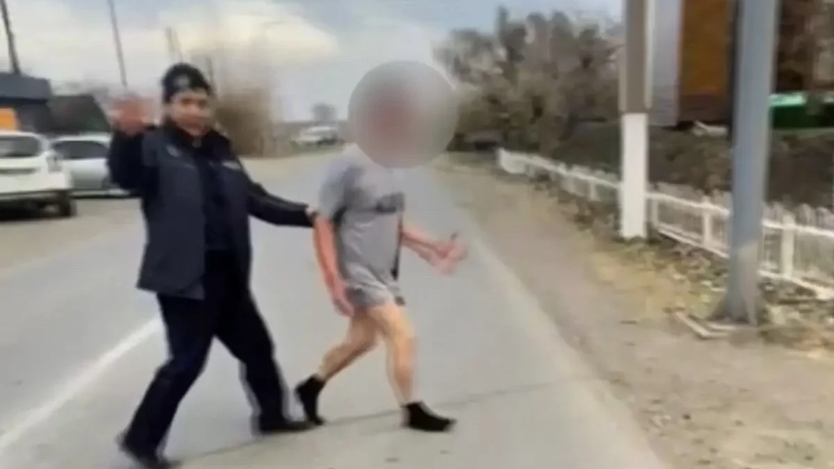 «Мен оны өлтіремін»: СҚО-да жартылай жалаңаш ауыл тұрғыны өзін өзі пышақтап, жұртты шошытты (ВИДЕО)