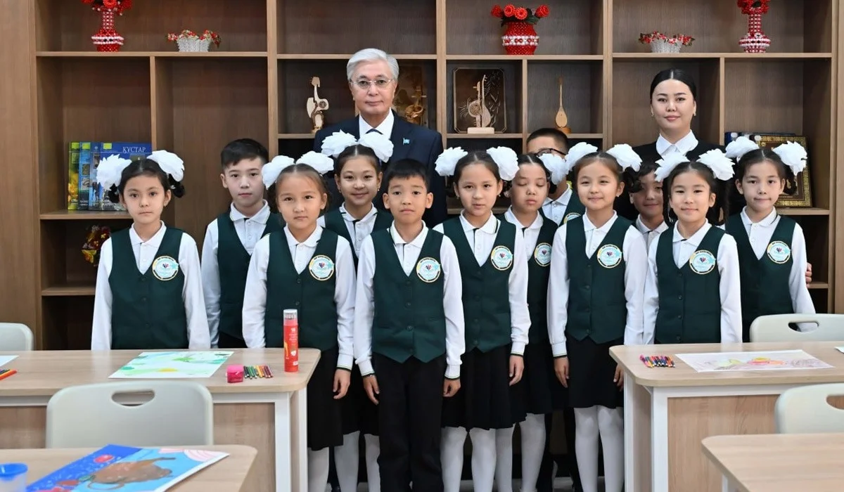 Тоқаев кішкентай «Сыр жұлдыздарымен» суретке түсті