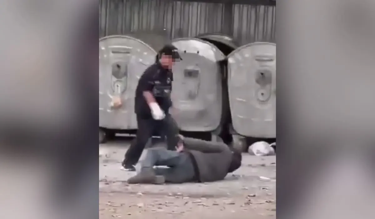 Алматыда жасөспірім жерде жатқан үйсіз-күйсіз адамды тепкілеп тастады