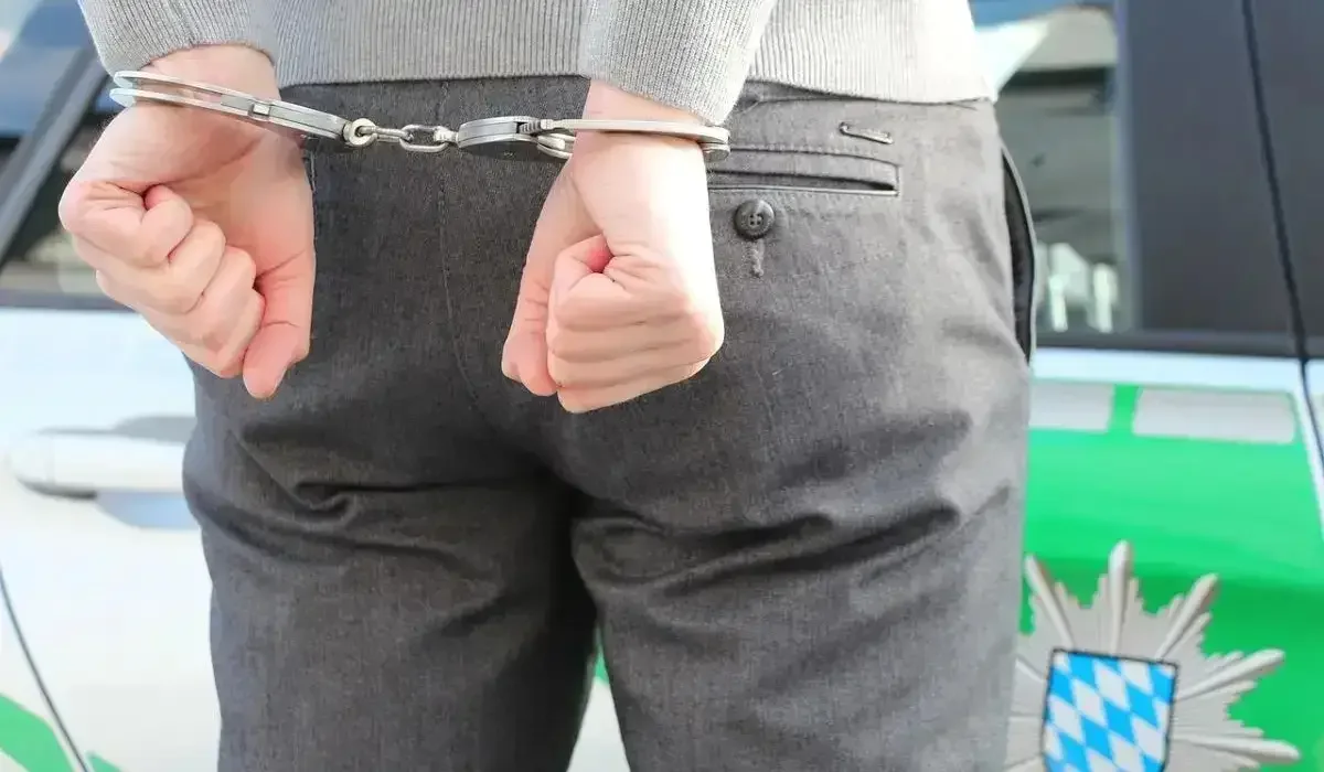 «Мәйітін кілемге орап, қоқысқа тастаған»: анасын өлтірген еркек туралы көршілері айтты