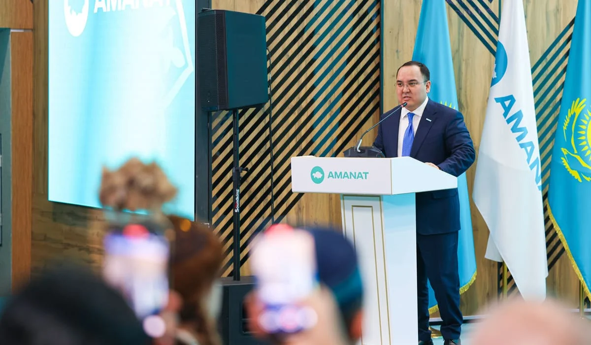 «Жетпіс төрт күнде 2500 шақырым жол жүрген»: «AMANAT» атқа мініп, Қазақстанға жеткен қандастарға құрмет көрсетті