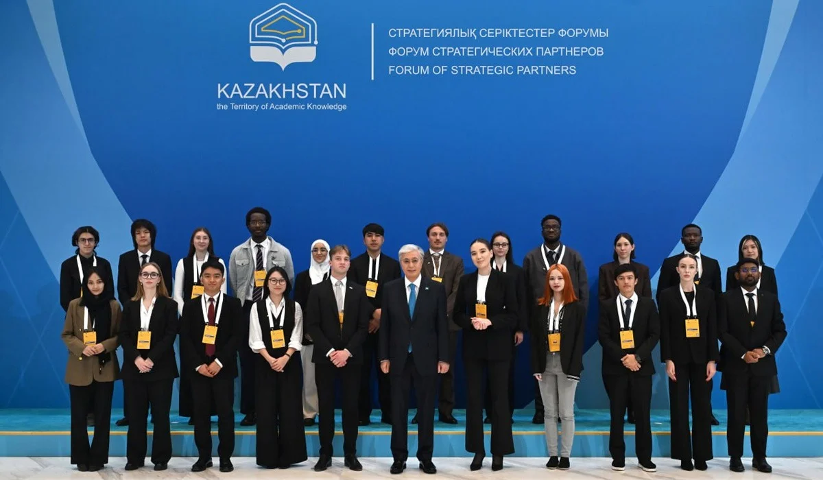 Мен оргазмның шашырауынан ес-түсімді жоғалттым. Үлкен кеуделі қыздар үй жинайтын видео