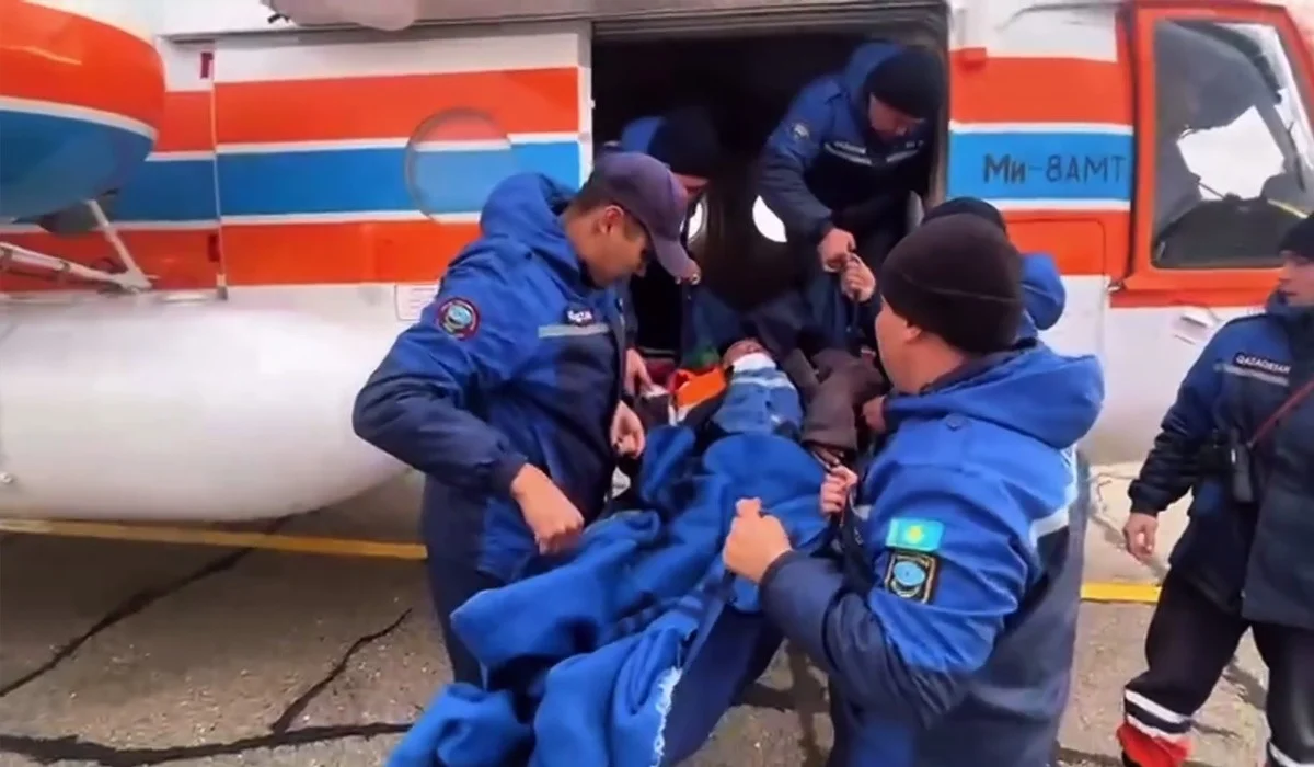 «Адасып қалған»: құтқарушылар жоғалып кеткен бақташыны тікұшақпен Жезқазғанға жеткізді (ВИДЕО)