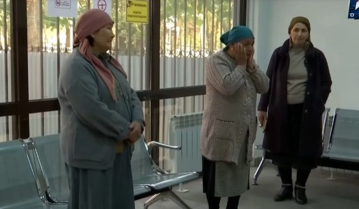 «Көргенде талып қала жаздадым»: Таразда ұлынан айырылған аналар айқай шығарды