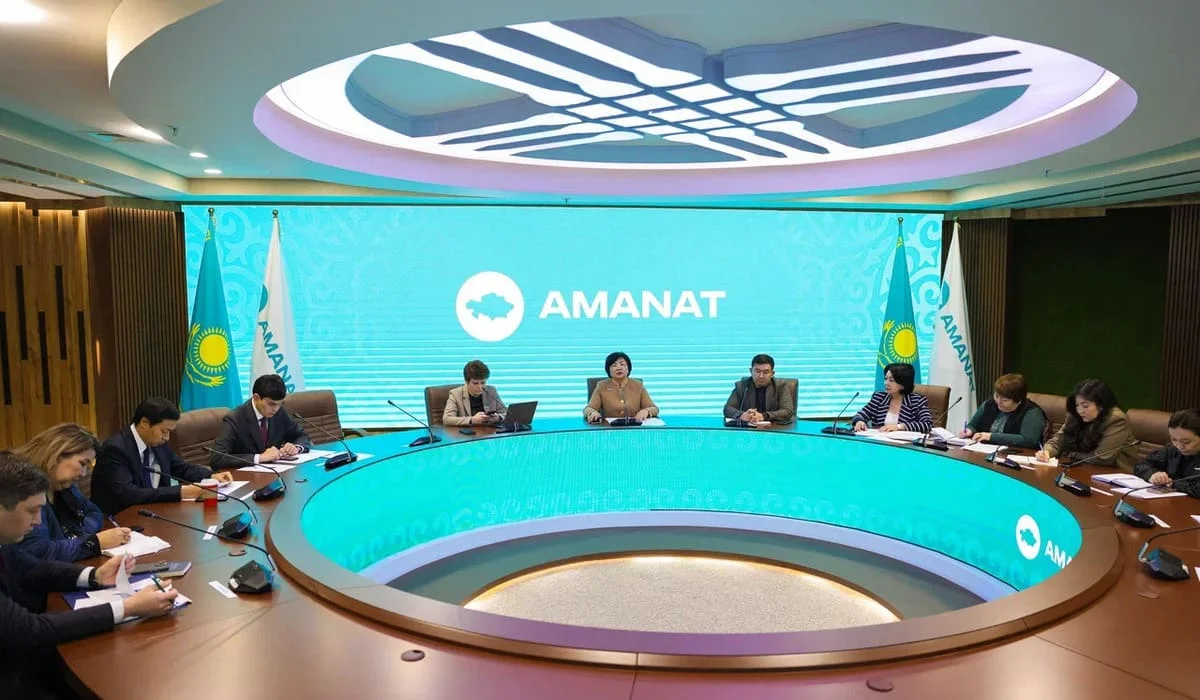 «Цифрлық қоғам»: «AMANAT» партиясы білім беру процесіне ЖИ технологияларын тиімді енгізу мәселесіне баса мән береді
