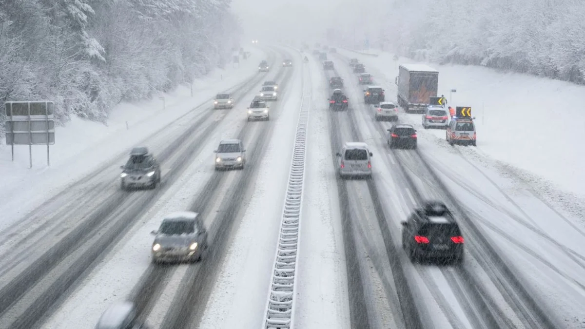 Жүргізушілерге ескерту: Қазақстанның 8 облысындағы тасжолдарда көктайғақ болады