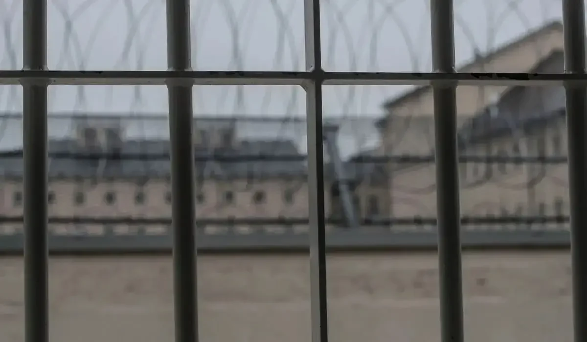 Павлодарда түрменің алдында жүректі елжіретер оқиға болды