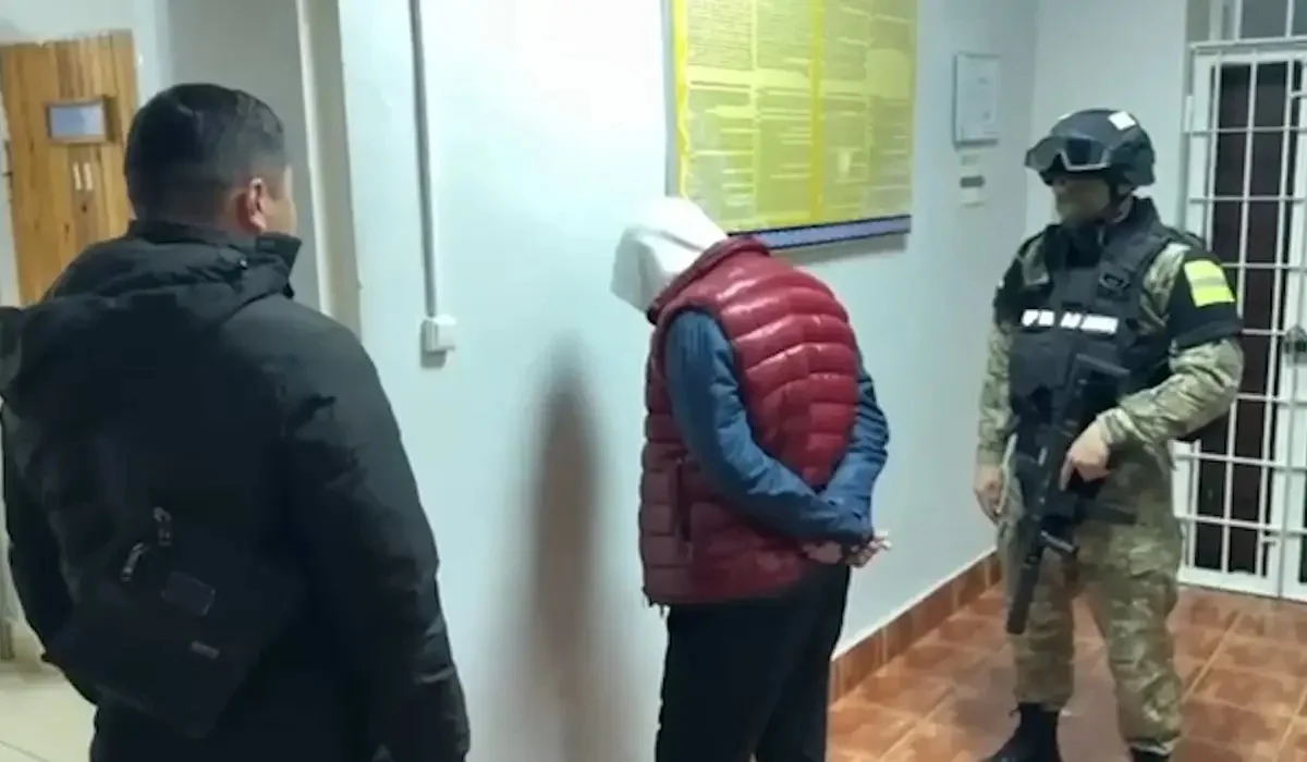 «Мемқызметшіден 10 млн теңге бопсалады»: Шымкентте блогер ұсталды (ВИДЕО)