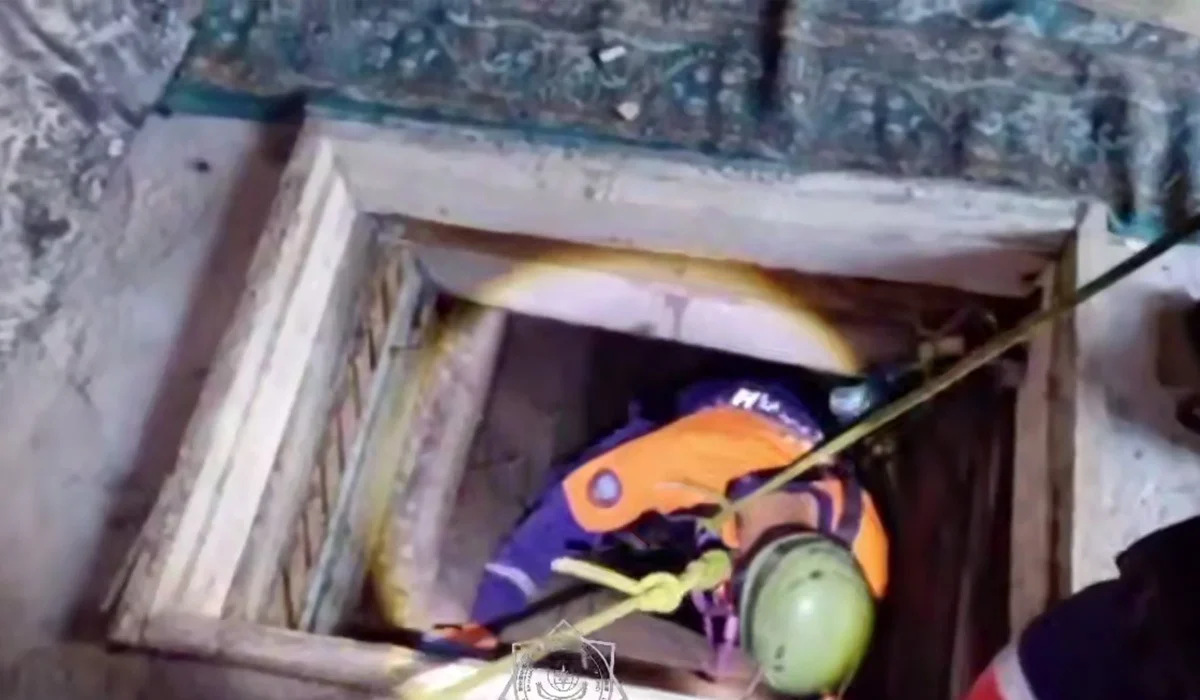 Талдықорғанда су құбырын жөндеп жүрген жұмысшы терең құдыққа құлап кетті (ВИДЕО)