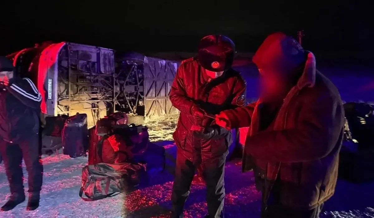 Павлодар облысында қайғылы оқиға болды: автобус аударылып кетті