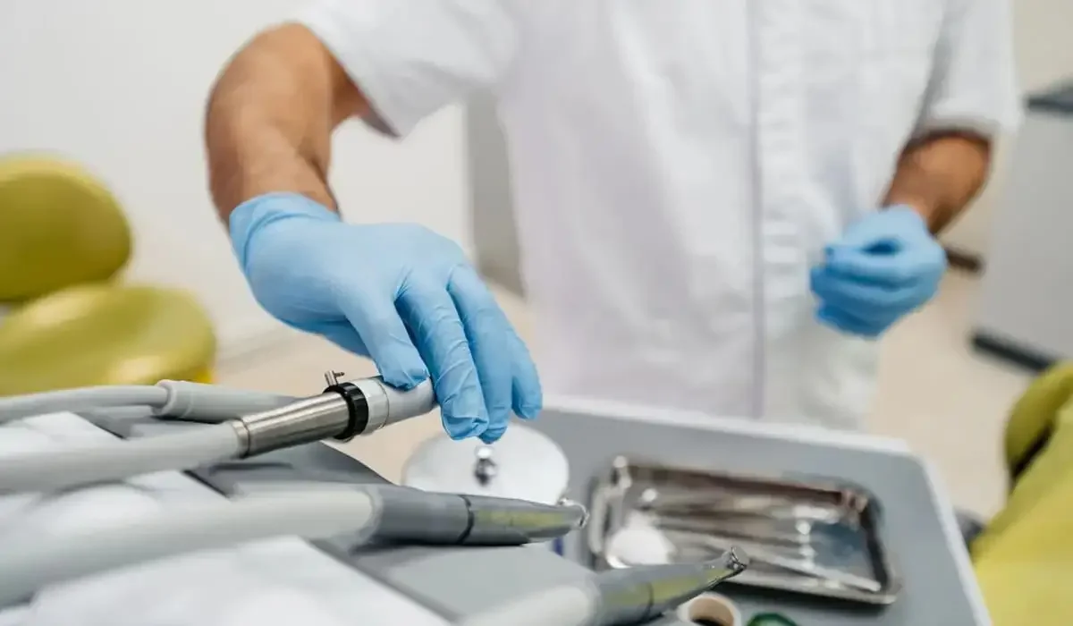 Атырауда тісін емдетіп отырған әйел дәрігердің бұрғысын жұтып қойды