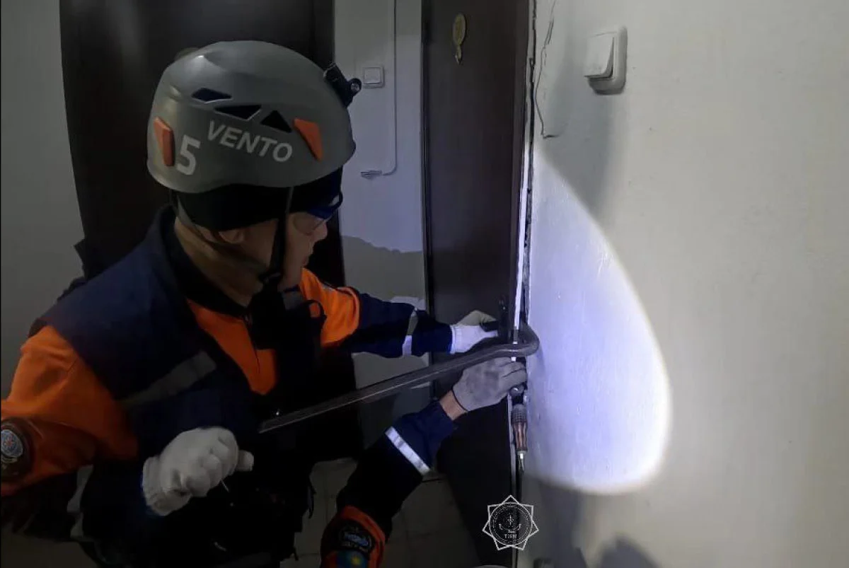 Семейде пәтерде жалғыз қалған екі бала құтқарылды