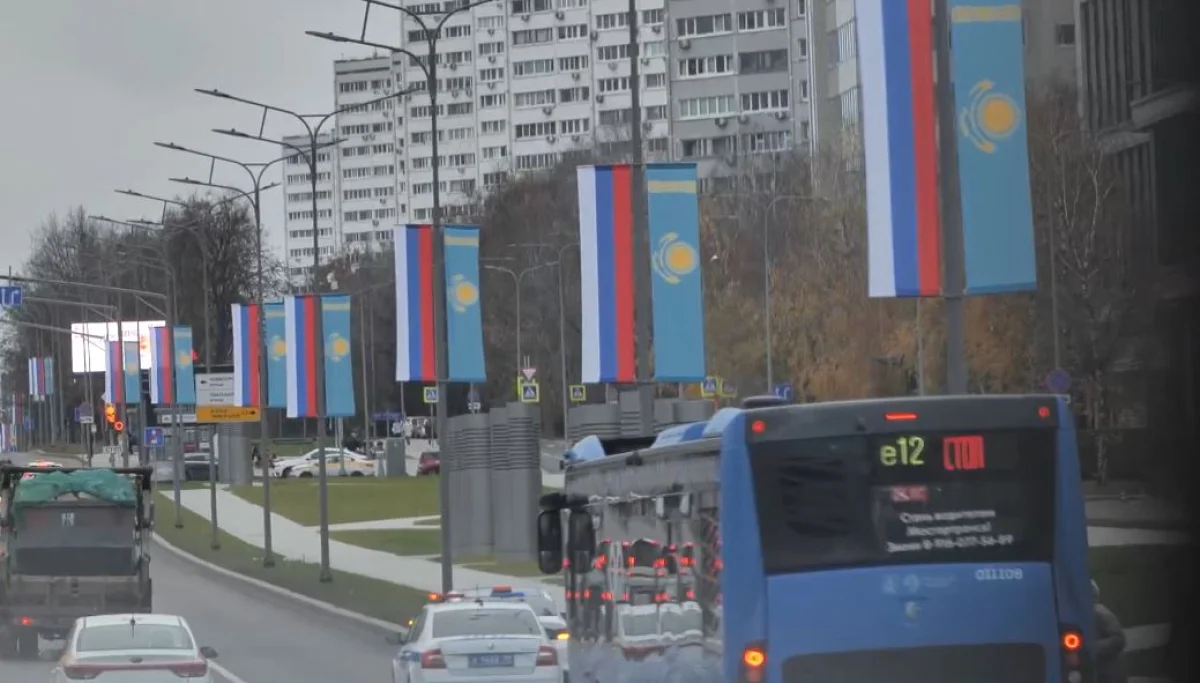 Қазақстанның көк туы Мәскеу көшелерінде желбіреп тұр (ВИДЕО)