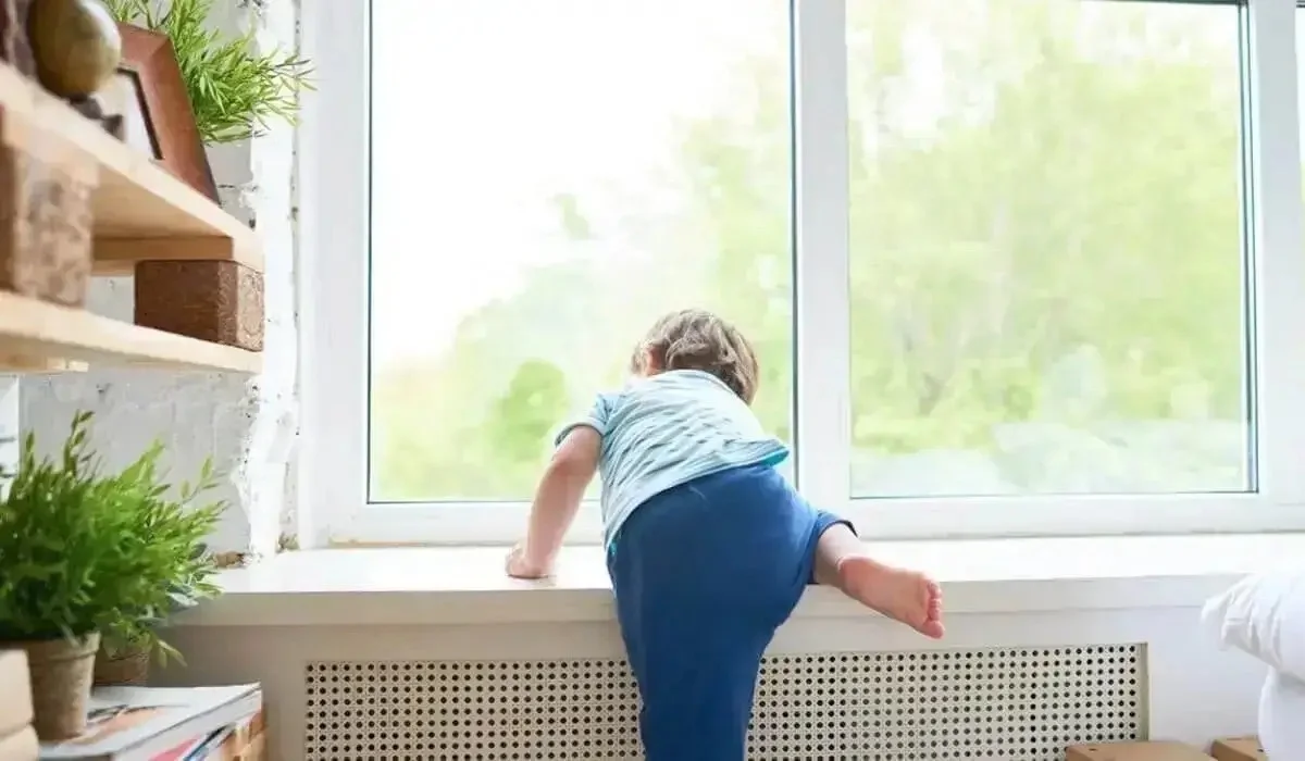 Атырауда екі жасар бүлдіршін бесінші қабаттан құлап кетті