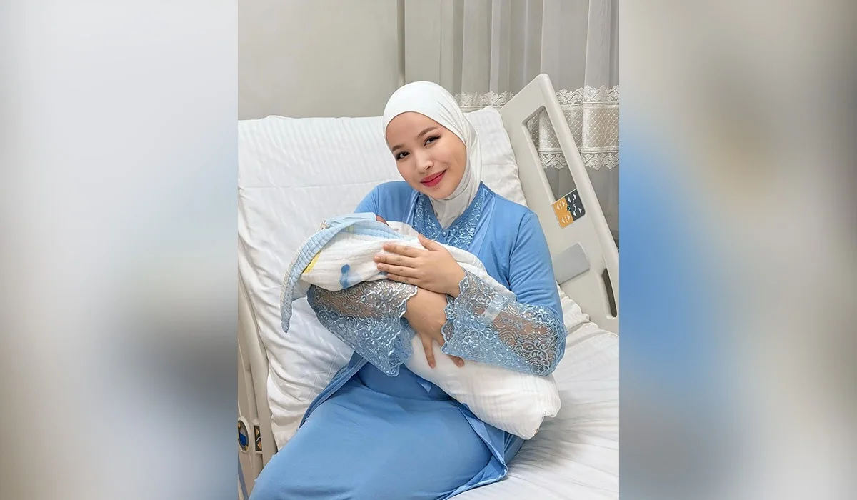 Абай Бегейдің 16 жасында тұрмысқа шыққан қызы ұлды болды (ВИДЕО)