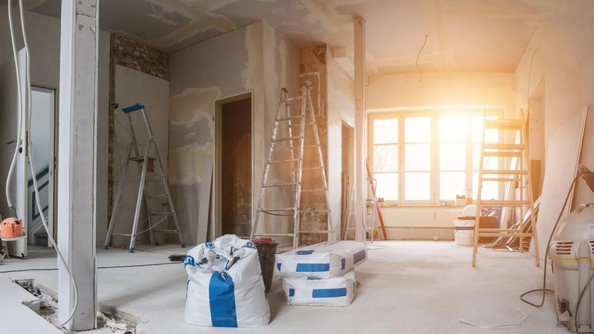 «Пәтеріңді жөндеп беремін»: Ақтөбеде жұртты алдап, 100 млн теңгені қалтасына басқан күдікті ұсталды