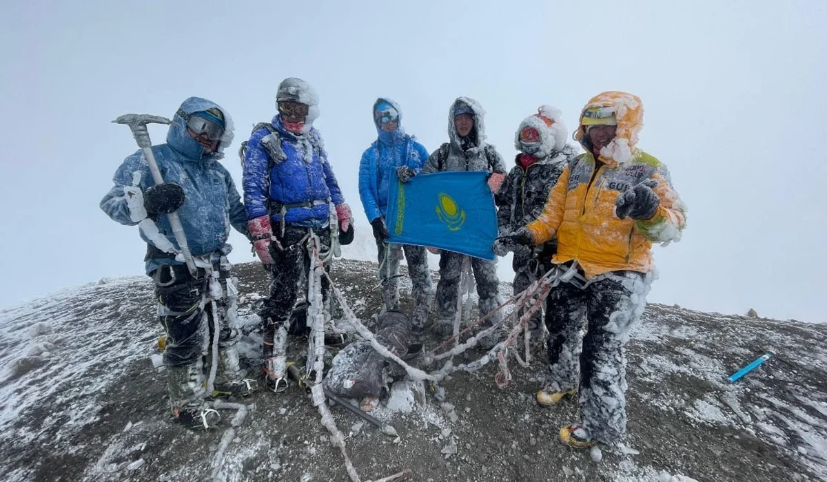 Шың басында – Қазақстанның Туы: Ғалымжан Құспанов 7 жанартауды бағындырған альпинистер қатарына енді