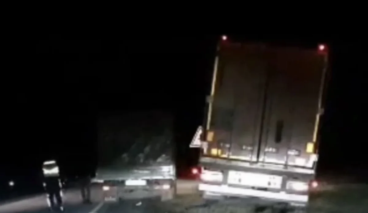 Қостанай облысында полициядан қашпақ болған жүргізуші жүк көлігімен бірге балшыққа батып қалды (ВИДЕО)