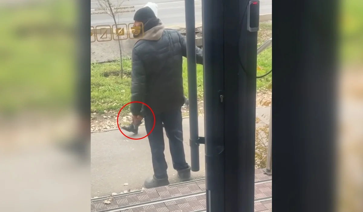 Алматы көшелерінде «тапанша» ұстаған ер адам бойжеткенді аңдыған (ВИДЕО)