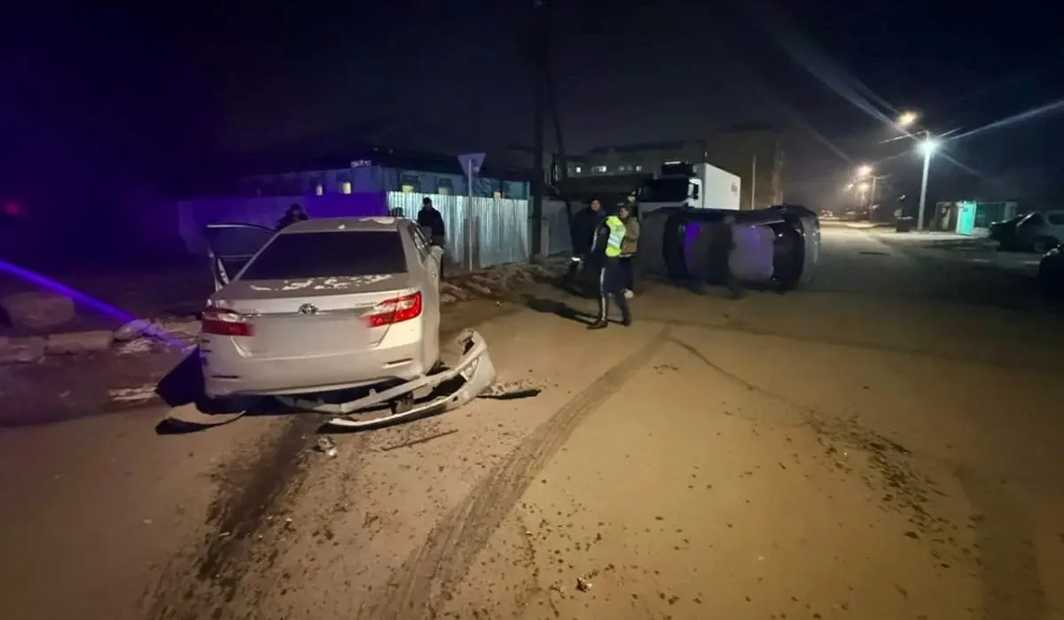 Семейде әйел жүргізуші жол апатын жасады: бір көлік аударылып қалды