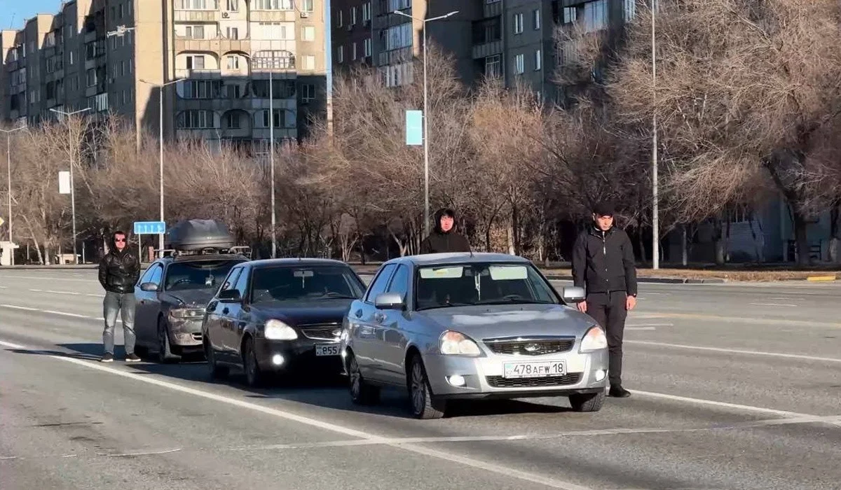 Семейдегі жүргізушілер көшенің қақ ортасына тоқтап, бір минут көліктен түсуге ынта танытты (ВИДЕО)