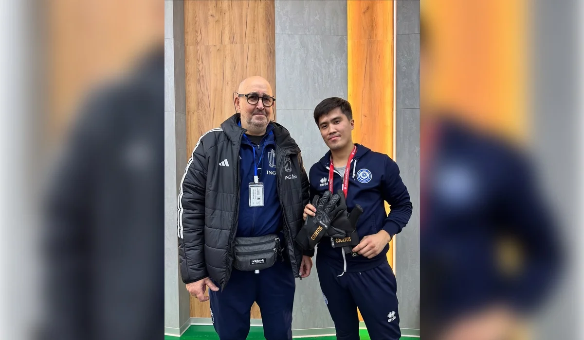 «Уәдесінде тұрды»: Тибо Куртуа өзі келмесе де, Астанадағы жанкүйеріне қолғабын беріп жіберген