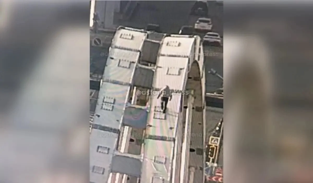 Астанада ер адам мас күйінде көпірдің төбесіне шығамын деп сотты болды