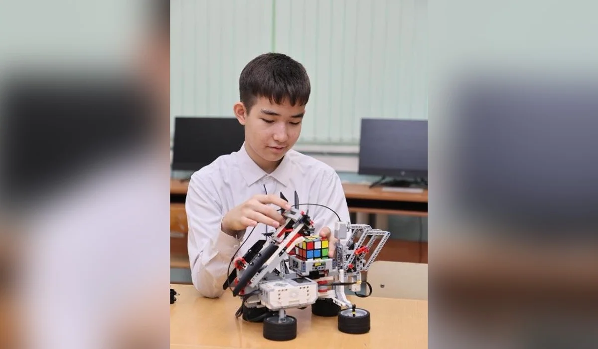 Астанада 7-сынып оқушысы кубик рубикті бір минутта жинайтын робот құрастырып шығарды