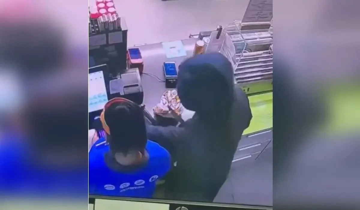 Ақтауда пышақ ұстаған ер адам жанармай бекетін тонап кетті