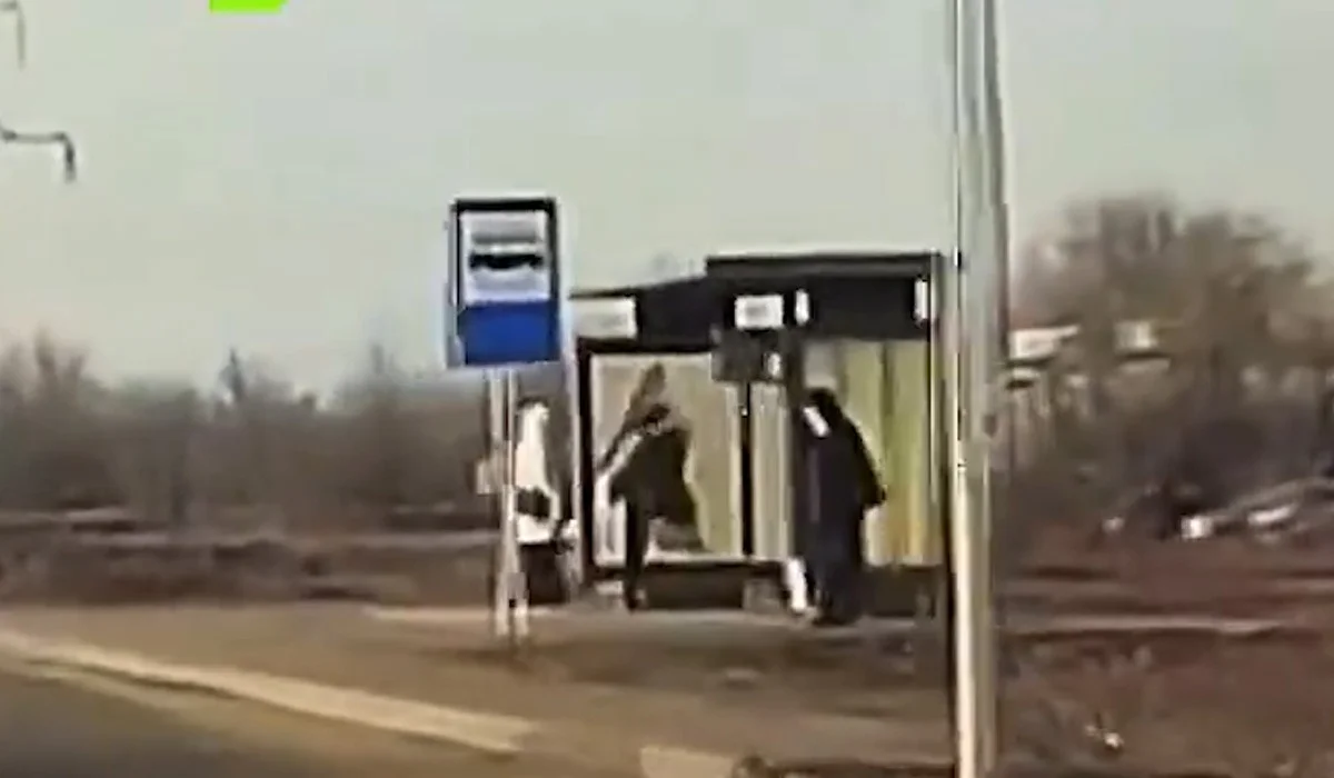 Ақтөбеде ер адам әйелімен ренжісіп қалғаннан кейін аялдаманы сындырып тастады (ВИДЕО)